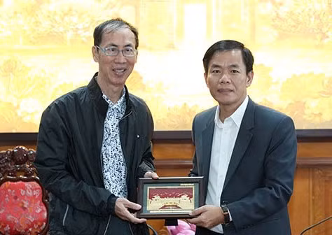 Chủ tịch UBND tỉnh Thừa Thiên - Huế - Nguyễn Văn Phương tặng quà lưu niệm cho TS Lê Bá Khánh Trình.