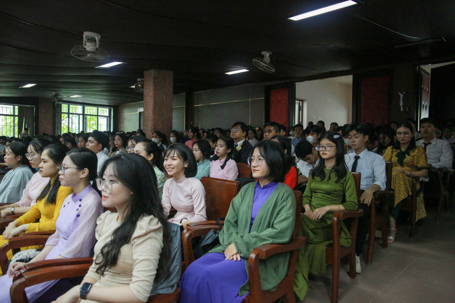 Sinh viên vui tươi, hào hứng tham dự lễ khai giảng.