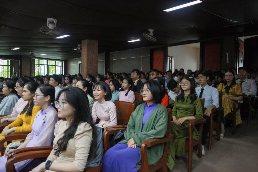 Sinh viên vui tươi, hào hứng tham dự lễ khai giảng.