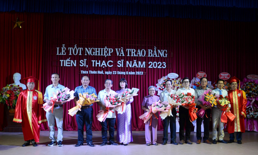 Đại diện Trường ĐH Sư phạm tặng hoa cảm ơn các thầy, cô đã hướng dẫn cho các học viên tại lễ tốt nghiệp.