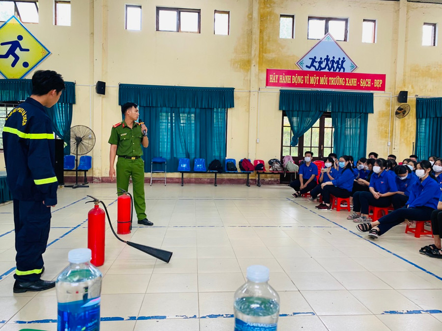 Một buổi tập huấn các kiến thức về bình chữa cháy cho học sinh tỉnh Thừa Thiên - Huế. Một buổi tập huấn các kiến thức về bình chữa cháy cho học sinh tỉnh Thừa Thiên - Huế.