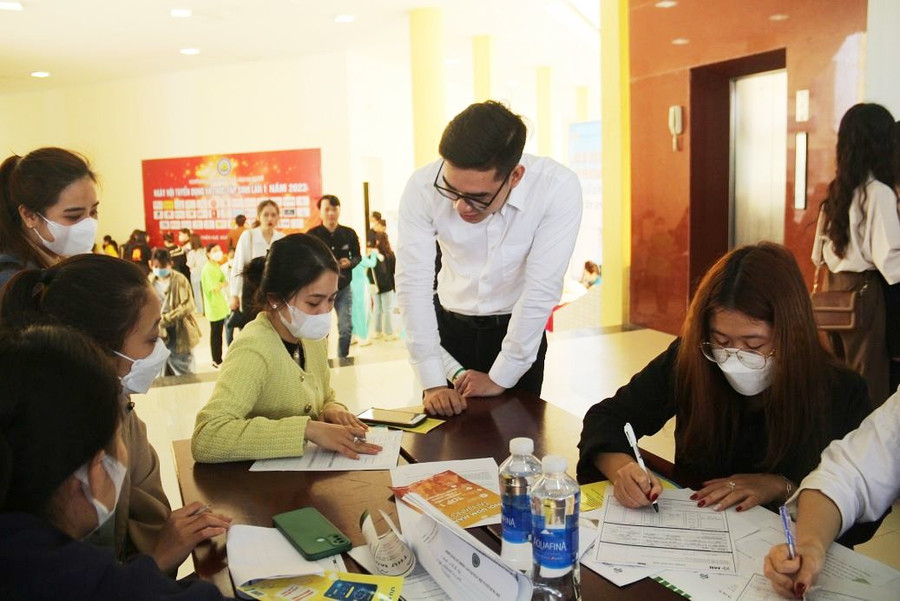 Các tư vấn viên ở doanh nghiệp tư vấn kỹ càng và nhiệt tình cho sinh viên.