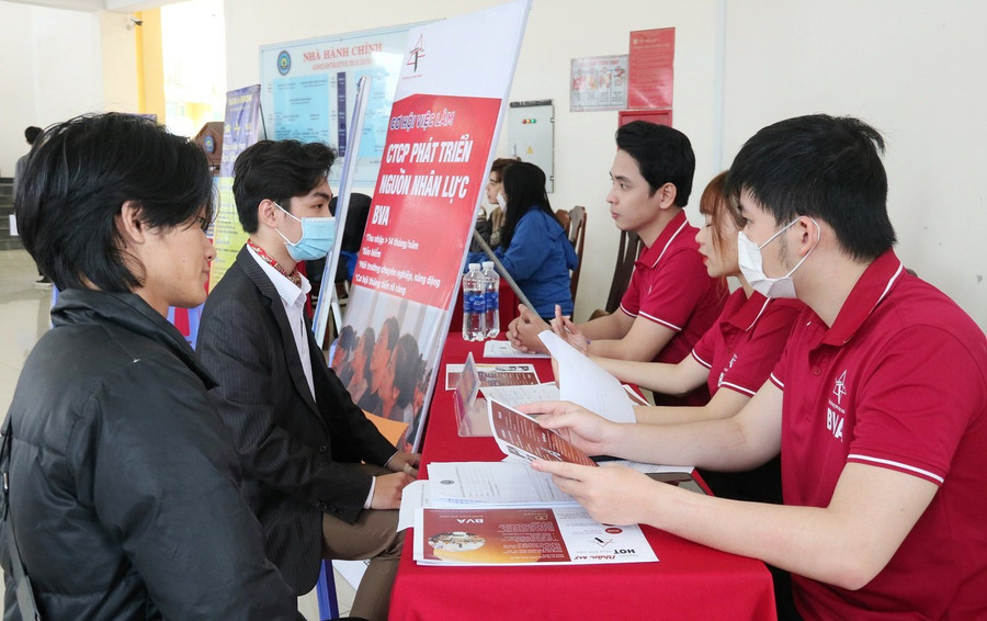 Tổng cộng có 39 doanh nghiệp đến từ nhiều địa phương trong và ngoài tỉnh tham gia tuyển 1.253 chỉ tiêu tuyển dụng việc làm và 1.187 chỉ tiêu thực tập sinh. (Ảnh: Phương Nguyễn).