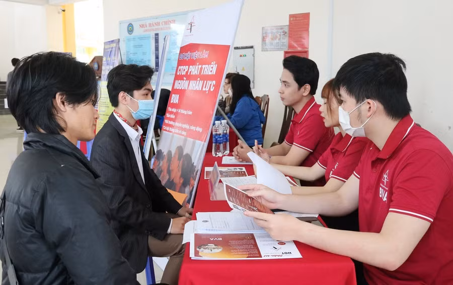 Tổng cộng có 39 doanh nghiệp đến từ nhiều địa phương trong và ngoài tỉnh tham gia tuyển 1.253 chỉ tiêu tuyển dụng việc làm và 1.187 chỉ tiêu thực tập sinh. (Ảnh: Phương Nguyễn).