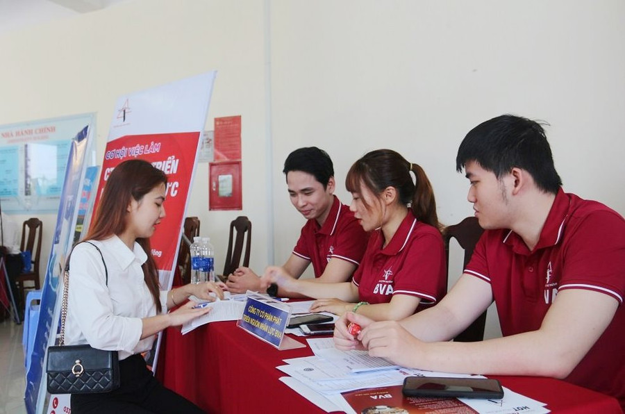 Một số sinh viên khác tỏ ra khá bạo dạn khi tiếp cận doanh nghiệp.