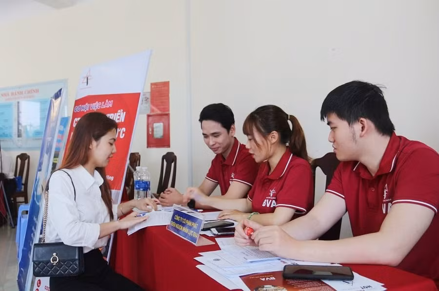 Một số sinh viên khác tỏ ra khá bạo dạn khi tiếp cận doanh nghiệp.