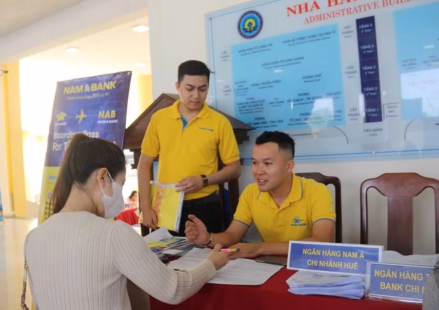 Các doanh nghiệp tư vấn cho sinh viên.