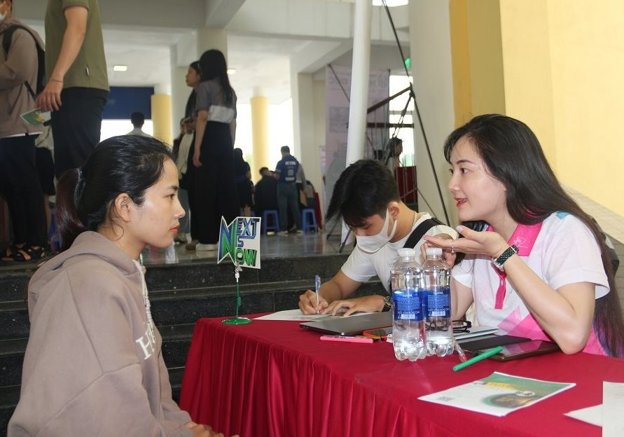 Một số sinh viên khá bỡ ngỡ vì lần đầu được tiếp cận với các doanh nghiệp lớn.