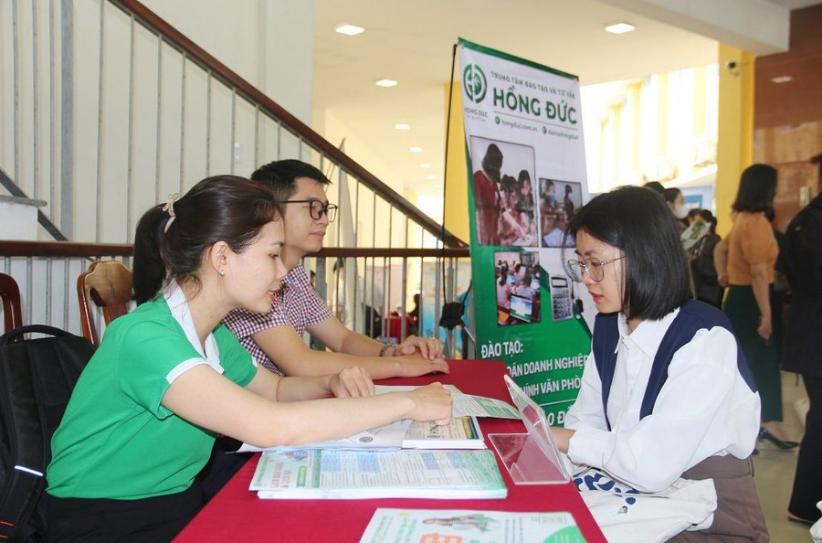 Hơn 2.400 chỉ tiêu việc làm và thực tập sinh lần này.