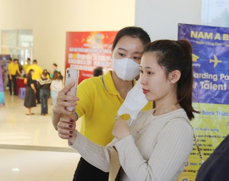Một sinh viên chụp lại ảnh chân dung để gửi hồ sơ ứng tuyển online.