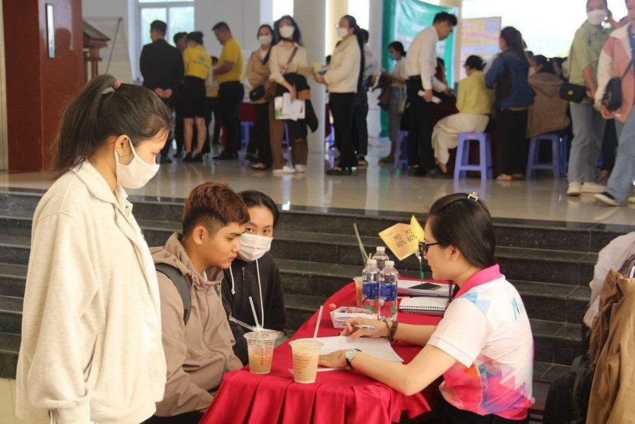 Ngày hội thu hút nhiều sinh viên đến tìm kiếm cơ hội việc làm và thực tập.