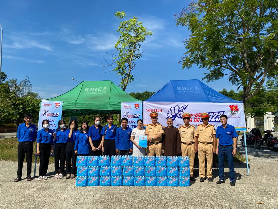 CSGT Công an tỉnh Thừa Thiên - Huế tặng các nhu yếu phẩm đồng hành cùng các thí sinh và tình nguyện viên ở các điểm thi (Ảnh: Đại Dương).