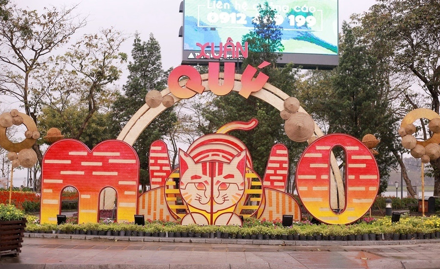 Trang trí hình tượng mèo dân gian tại chân cầu Phú Xuân giao đường Lê Lợi và đường Hà Nội (Ảnh: Hoàng Hải). Trang trí hình tượng mèo dân gian tại chân cầu Phú Xuân giao đường Lê Lợi và đường Hà Nội (Ảnh: Hoàng Hải).