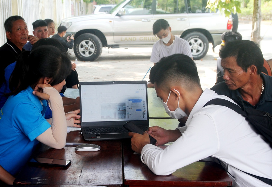 Đội SV tình nguyện nhà Trường (bên trái) hỗ trợ thông tin nhà trọ cho các tân SV.