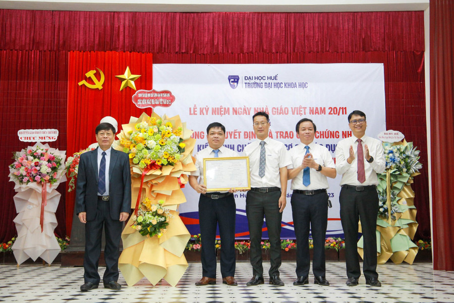 Trao giấy chứng nhận đạt chuẩn kiểm định chất lượng cơ sở giáo dục cho đại diện Trường Đại học Khoa học, Đại học Huế. Trao giấy chứng nhận đạt chuẩn kiểm định chất lượng cơ sở giáo dục cho đại diện Trường Đại học Khoa học, Đại học Huế.