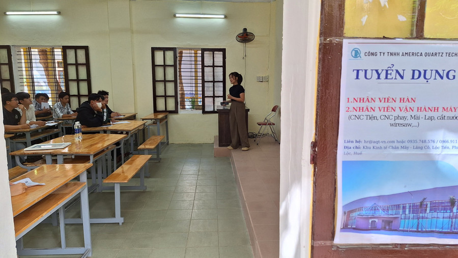 Các phòng học được tận dụng làm không gian để doanh nghiệp giới thiệu các chính sách thu hút nhân viên, mức lương ưu đãi... Các phòng học được tận dụng làm không gian để doanh nghiệp giới thiệu các chính sách thu hút nhân viên, mức lương ưu đãi...