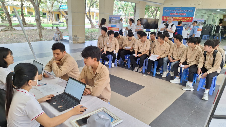 Sinh viên tham gia phỏng vấn trực tiếp. Sinh viên tham gia phỏng vấn trực tiếp.