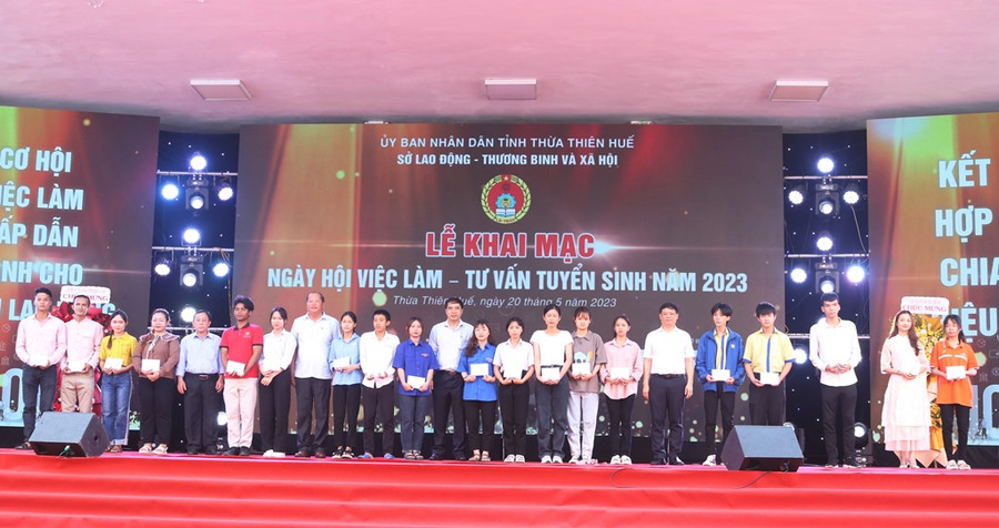 Trao học bổng cho các học sinh, sinh viên có thành tích xuất sắc. Trao học bổng cho các học sinh, sinh viên có thành tích xuất sắc.