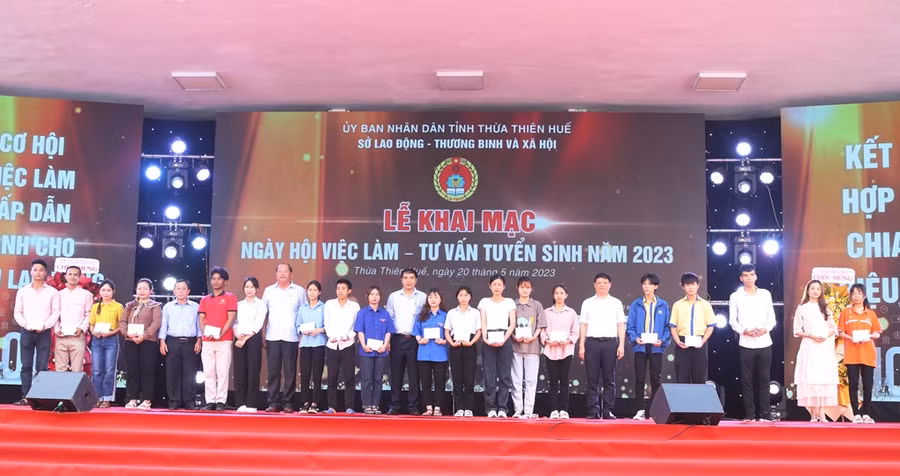 Trao học bổng cho các học sinh, sinh viên có thành tích xuất sắc.