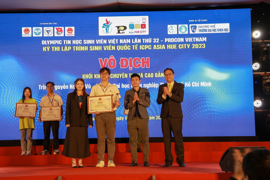 Trao giải vô địch khối thi Olympic không chuyên tin và cao đẳng. Trao giải vô địch khối thi Olympic không chuyên tin và cao đẳng.