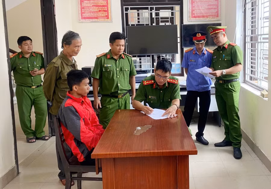 Công an TP Huế tiến hành bắt tạm giam và khởi tố với Ngô Quốc Trí (áo đỏ) về hành vi kêu gọi từ thiện để lừa đảo chiếm đoạt tài sản. (Ảnh: CACC)