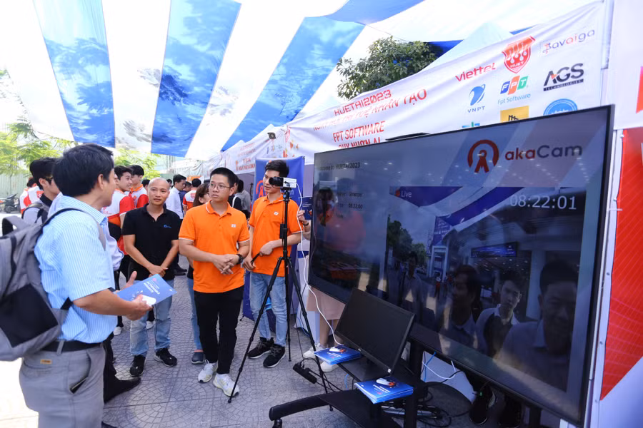 Nhiều sản phẩm về công nghệ thông minh, robot, trí tuệ nhân tạo trưng bày.