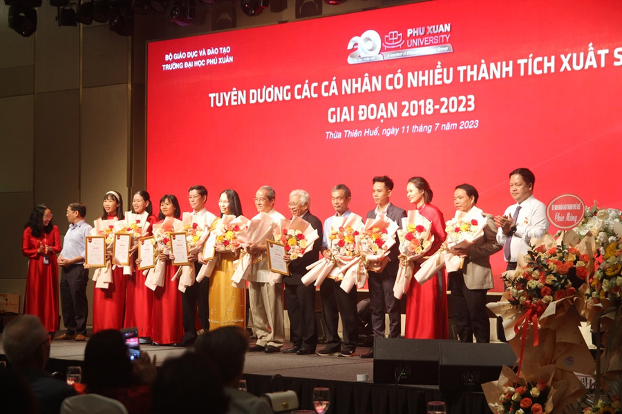 Tuyên dương cán bộ nhà trường có nhiều thành tích xuất sắc giai đoạn 2018-2023. (Ảnh: Đại Dương). Tuyên dương cán bộ nhà trường có nhiều thành tích xuất sắc giai đoạn 2018-2023. (Ảnh: Đại Dương).