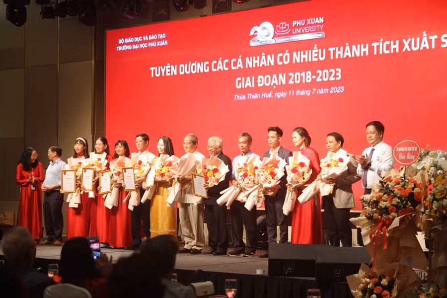 Tuyên dương cán bộ nhà trường có nhiều thành tích xuất sắc giai đoạn 2018-2023. (Ảnh: Đại Dương).