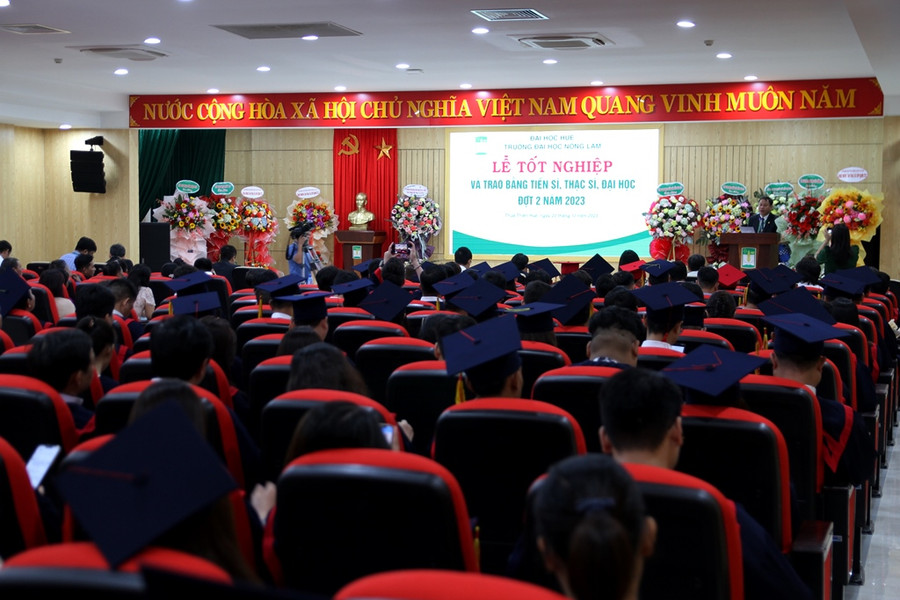 Tại buổi lễ, nhà trường đã trao bằng cho 3 tiến sĩ và hơn 350 thạc sĩ; kỹ sư bác sĩ thú y.