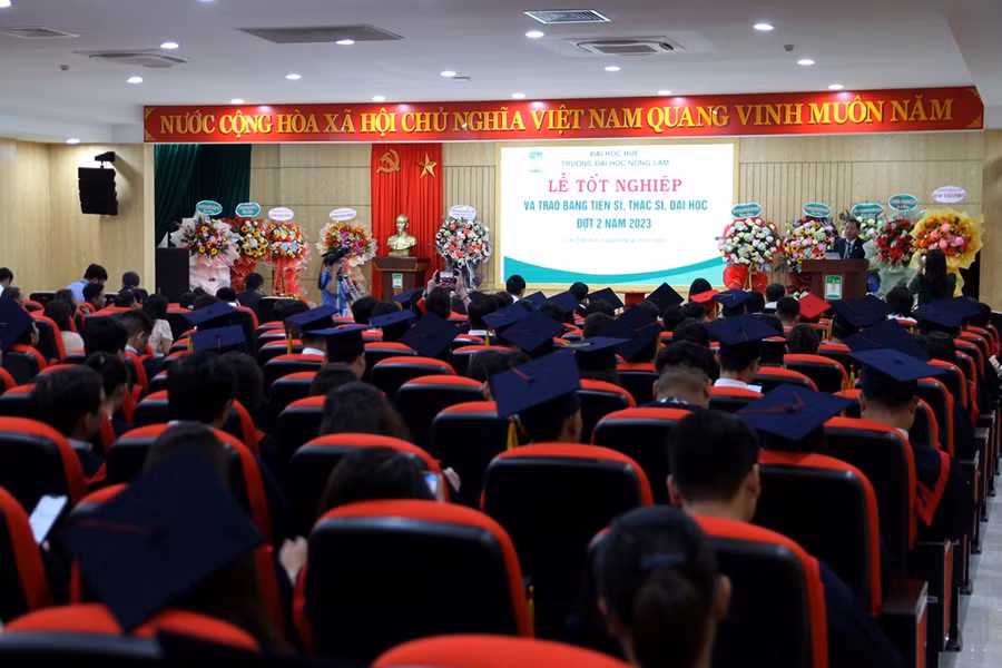 Tại buổi lễ, nhà trường đã trao bằng cho 3 tiến sĩ và hơn 350 thạc sĩ; kỹ sư bác sĩ thú y.