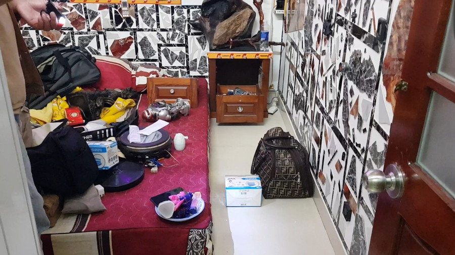 Căn phòng nơi Hoàng ở và buôn bán ma túy. Căn phòng nơi Hoàng ở và buôn bán ma túy.