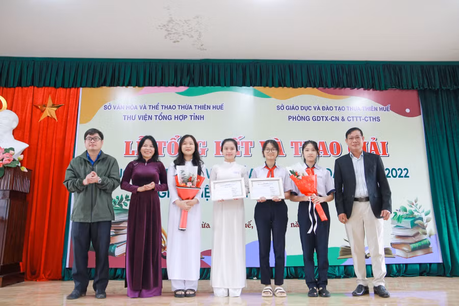 Ban tổ chức trao giải Nhất cho các học sinh tham gia cuộc thi.