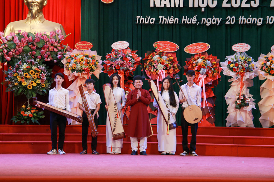 Tặng 5 nhạc cụ cho sinh viên của Nhà trường nhằm hỗ trợ, khuyến khích các em trong học tập. Tặng 5 nhạc cụ cho sinh viên của Nhà trường nhằm hỗ trợ, khuyến khích các em trong học tập.