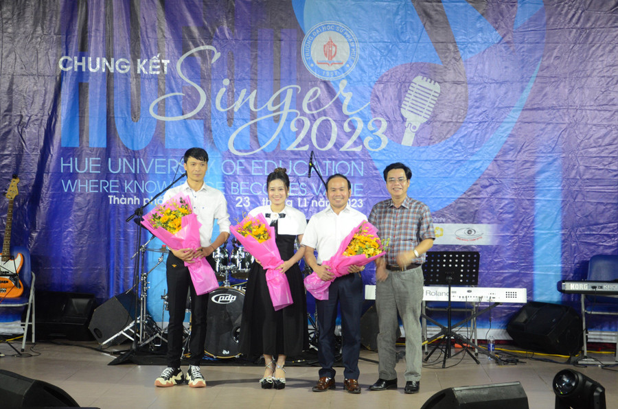 PGS.TS Nguyễn Thành Nhân, Phó Hiệu trưởng Trường ĐH Sư phạm, ĐH Huế tặng hoa cho Ban giám khảo cuộc thi. PGS.TS Nguyễn Thành Nhân, Phó Hiệu trưởng Trường ĐH Sư phạm, ĐH Huế tặng hoa cho Ban giám khảo cuộc thi.