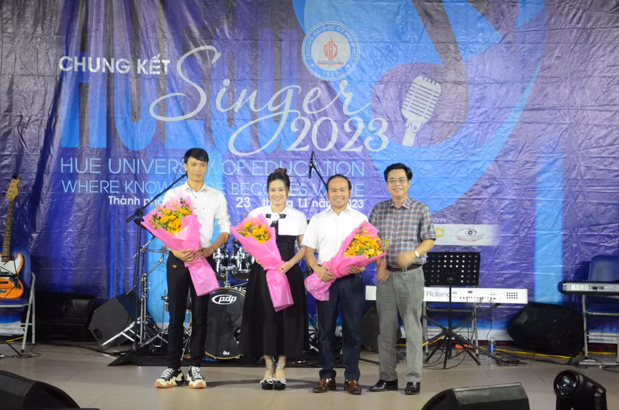 PGS.TS Nguyễn Thành Nhân, Phó Hiệu trưởng Trường ĐH Sư phạm, ĐH Huế tặng hoa cho Ban giám khảo cuộc thi.