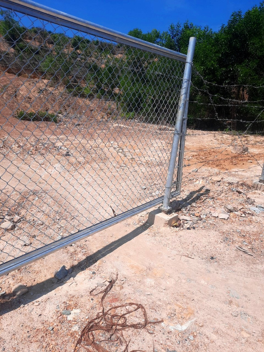 Dù nhà thầu đã nhiều lần khắc phục, làm lại hàng rào nhưng vẫn bị người dân tự ý tháo dỡ ra. Dù nhà thầu đã nhiều lần khắc phục, làm lại hàng rào nhưng vẫn bị người dân tự ý tháo dỡ ra.