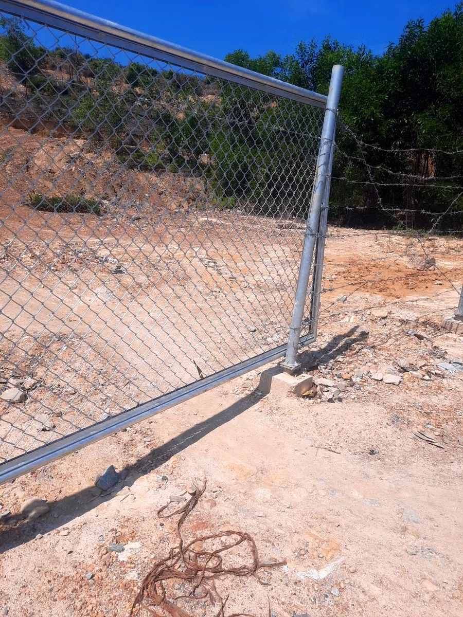 Dù nhà thầu đã nhiều lần khắc phục, làm lại hàng rào nhưng vẫn bị người dân tự ý tháo dỡ ra.