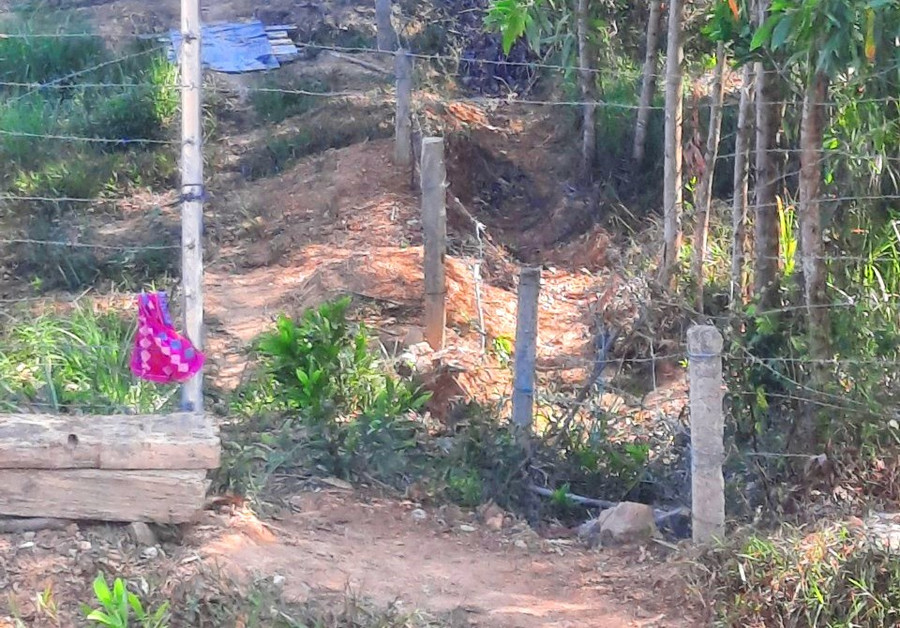 Nhiều điểm tại tỉnh Thừa Thiên - Huế và tỉnh Quảng Trị bị người dân tháo dỡ hàng rào, vi phạm nghiêm trọng an toàn giao thông. Nhiều điểm tại tỉnh Thừa Thiên - Huế và tỉnh Quảng Trị bị người dân tháo dỡ hàng rào, vi phạm nghiêm trọng an toàn giao thông.