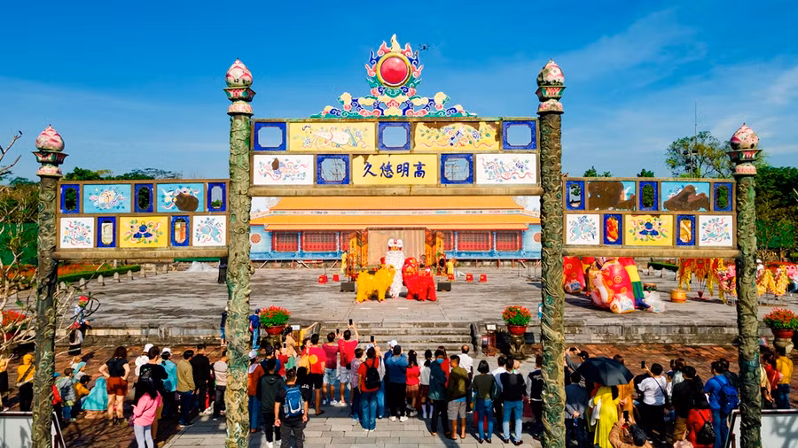 Du khách xem múa Lân Sư Rồng tại sân trước Điện Thái Hòa, Đại Nội Huế ngày mùng 1 Tết Quý Mão 2023 (Ảnh: Đình Hoàng).