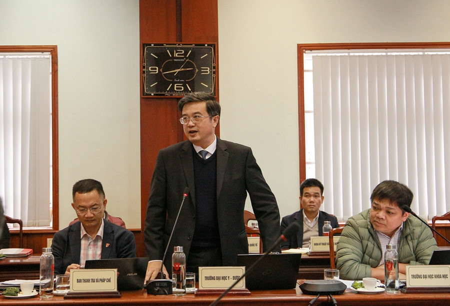 GS.TS. Nguyễn Vũ Quốc Huy – Hiệu trưởng Trường ĐH Y - Dược, ĐH Huế đưa ra một số ý kiến trao đổi tại buổi làm việc.