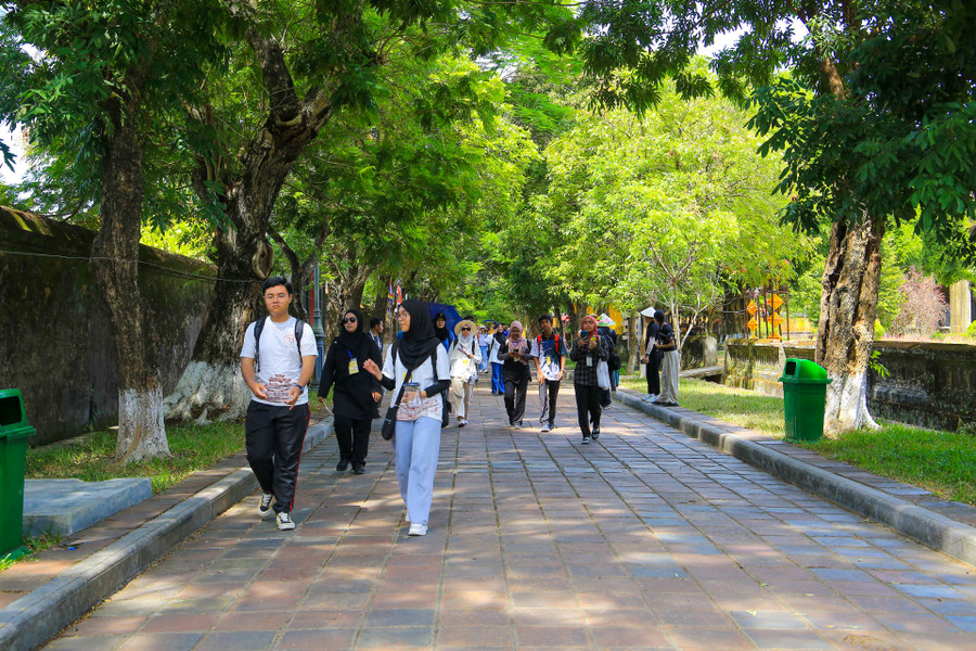 Học sinh các nước ASEAN tham quan tại Đại Nội Huế. Học sinh các nước ASEAN tham quan tại Đại Nội Huế.