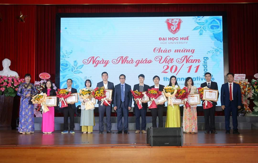 Ban Giám đốc Đại học Huế trao giấy khen và phần thưởng cho các thầy cô giáo có thành tích xuất sắc trong bồi dưỡng, nâng cao trình độ chuyên môn. Ban Giám đốc Đại học Huế trao giấy khen và phần thưởng cho các thầy cô giáo có thành tích xuất sắc trong bồi dưỡng, nâng cao trình độ chuyên môn.