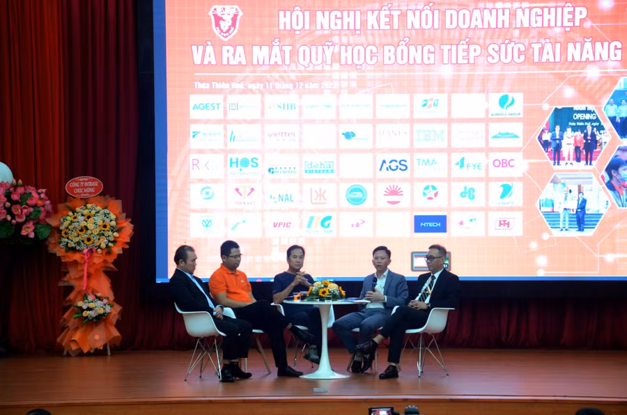 Lãnh đạo Khoa Kỹ thuật và Công nghệ - Đại học Huế, các chuyên gia và doanh nghiệp chia sẻ các kinh nghiệm thực tế. (Ảnh: Đại Dương)