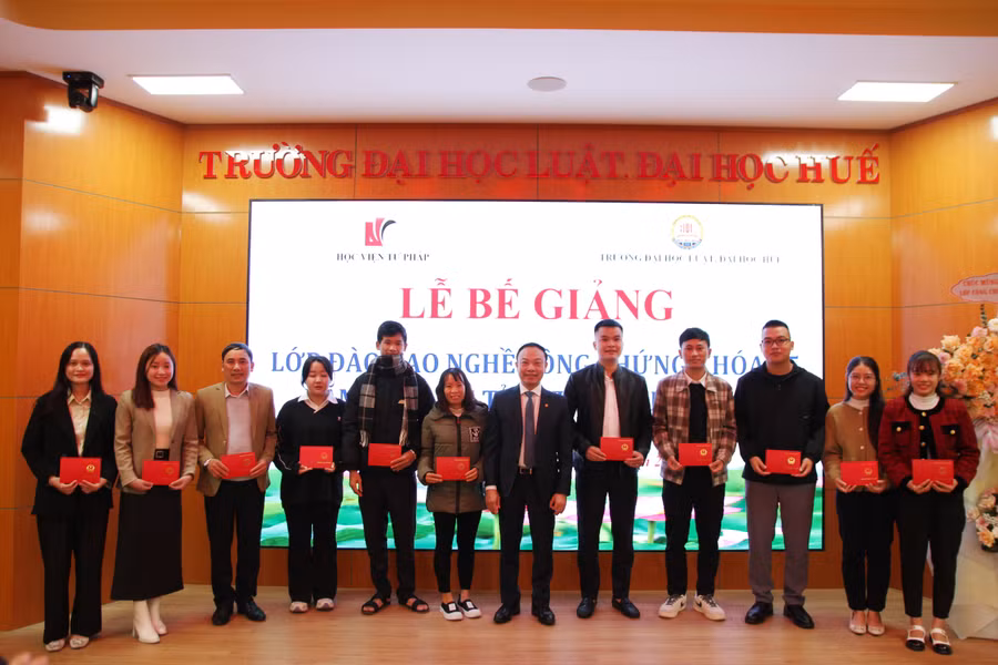 Các học viên nhận chứng chỉ tại Lễ bế giảng lớp đào tạo nghề công chứng khóa 25 tổ chức tại Trường ĐH Luật, ĐH Huế.