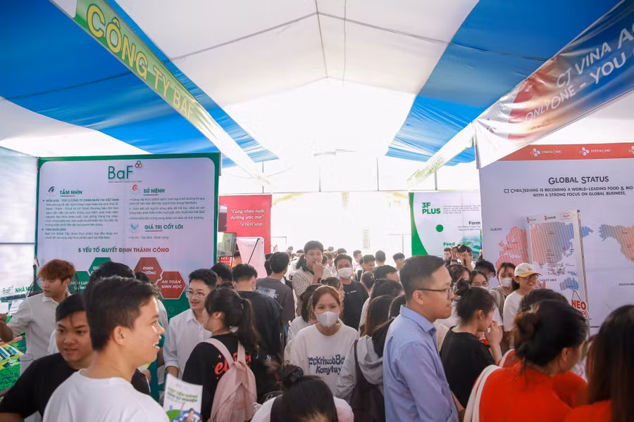 Sinh viên Trường ĐH Nông lâm, ĐH Huế tham gia ngày hội định hướng và cơ hội việc làm.