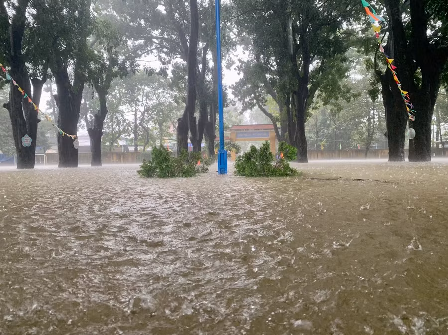 Trường THCS Thủy Biều, TP Huế nước lũ ngập sâu ngày 15/11.