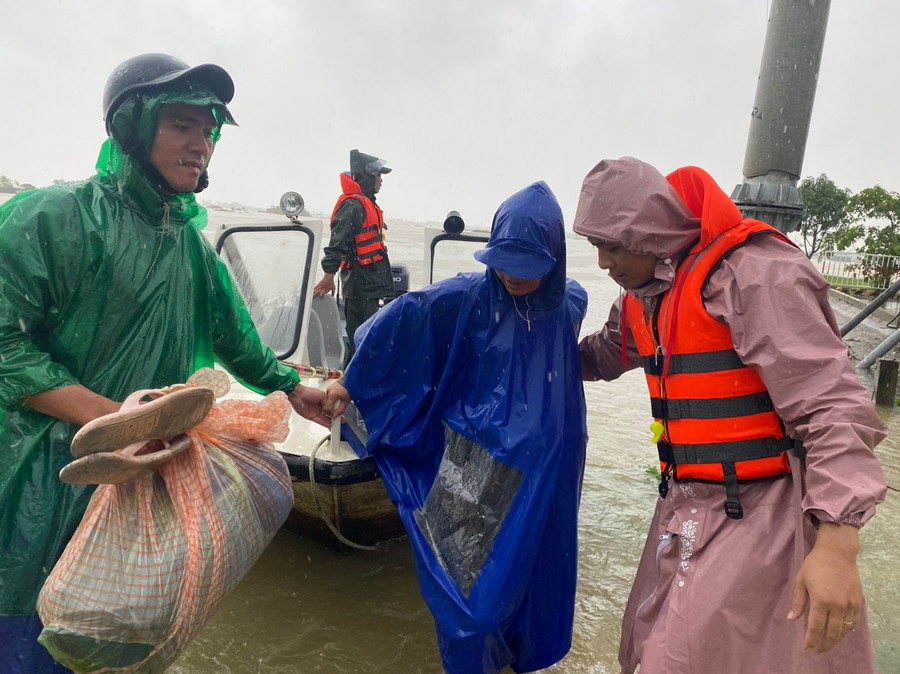 Thai phụ Nguyễn Thị Phượng được đưa bằng ghe tới bệnh viện kịp giờ sinh. (Ảnh: CACC)