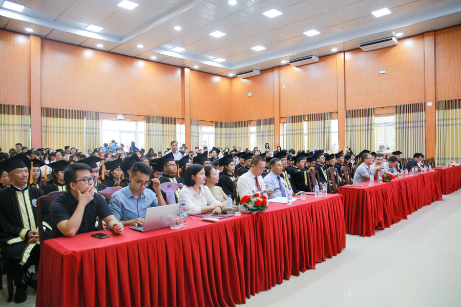 Các khách mời, đại biểu và hàng trăm tân cử nhân, thạc sĩ cùng người thân tham dự Lễ tốt nghiệp và trao bằng thạc sĩ, cử nhân. Các khách mời, đại biểu và hàng trăm tân cử nhân, thạc sĩ cùng người thân tham dự Lễ tốt nghiệp và trao bằng thạc sĩ, cử nhân.