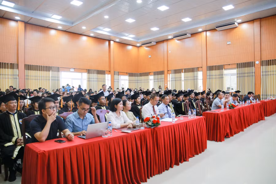 Các khách mời, đại biểu và hàng trăm tân cử nhân, thạc sĩ cùng người thân tham dự Lễ tốt nghiệp và trao bằng thạc sĩ, cử nhân.