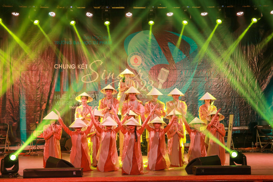 Tiết mục "Hương lúa" do nhóm sinh viên Khoa Giáo dục tiểu học biểu diễn. Tiết mục "Hương lúa" do nhóm sinh viên Khoa Giáo dục tiểu học biểu diễn.